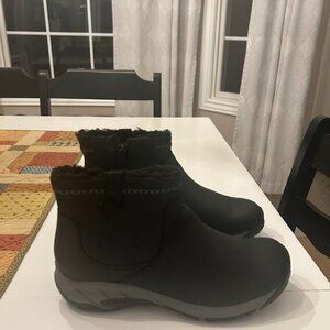 Merrell Woman's Snow Boots Size 11